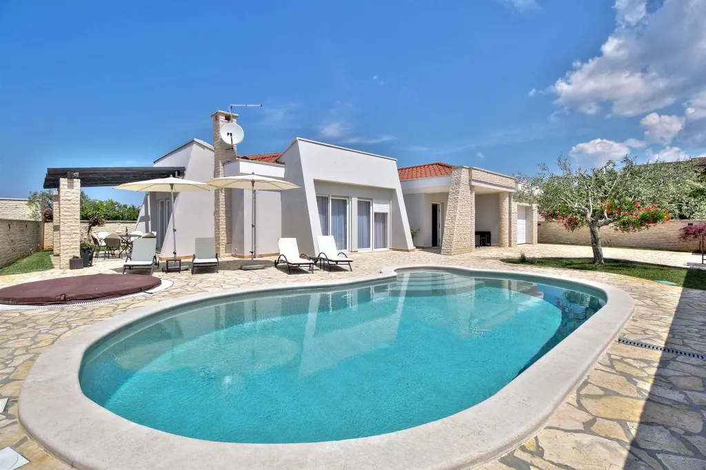 Villa in Štrika with Pool and Hot Tub