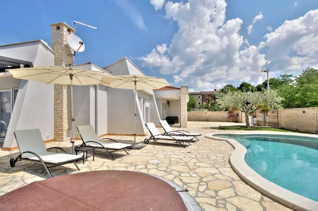 Villa in Štrika with Pool and Hot Tub