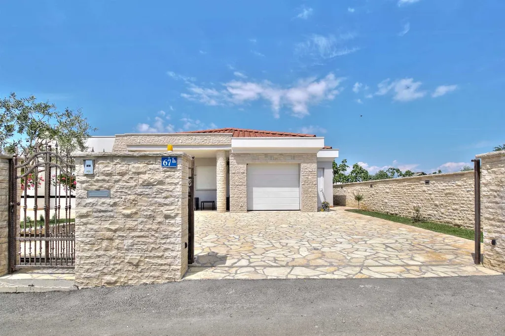 Villa in Štrika with Pool and Hot Tub