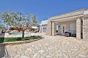 Villa in Štrika with Pool and Hot Tub