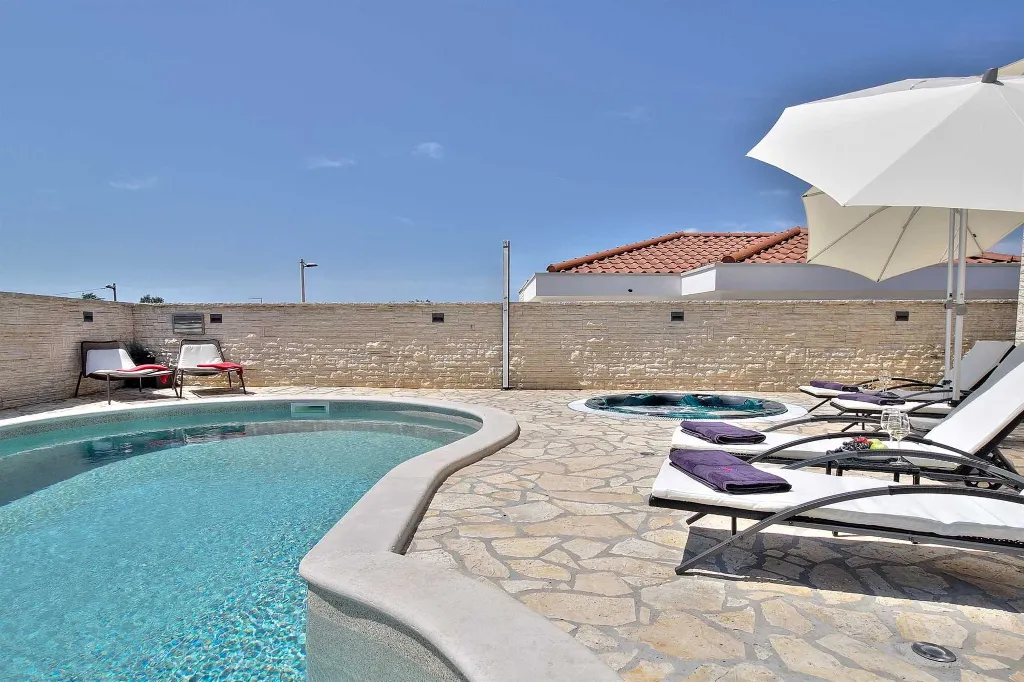 Villa in Štrika with Pool and Hot Tub