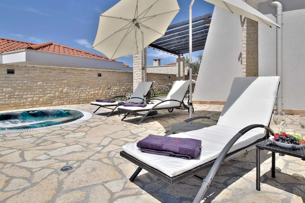 Villa in Štrika with Pool and Hot Tub