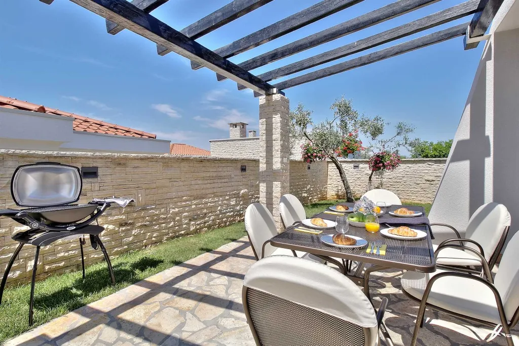 Villa in Štrika with Pool and Hot Tub
