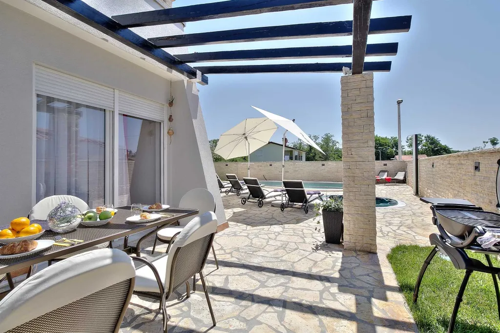 Villa in Štrika with Pool and Hot Tub