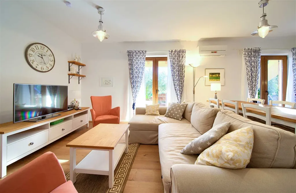Villa with Pool and Sea View for 6 in Sužan