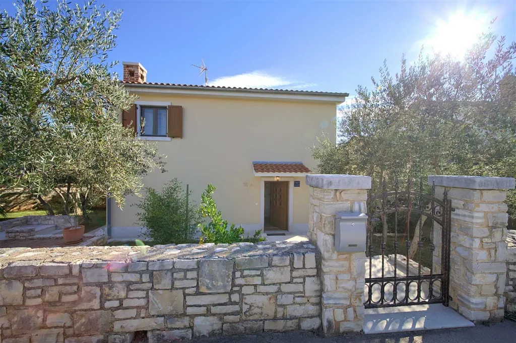 Villa with Pool and Sea View for 6 in Sužan