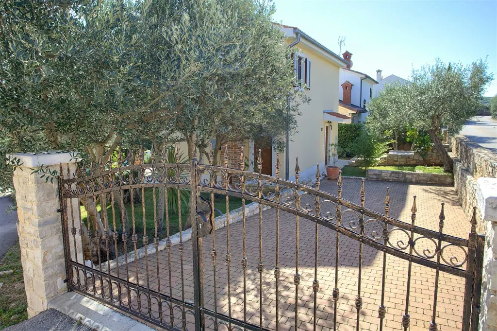 Villa with Pool and Sea View for 6 in Sužan
