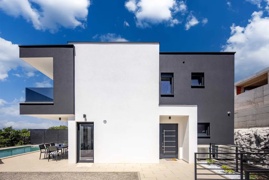 4-Bedroom Villa with Heated Pool in Kostrena