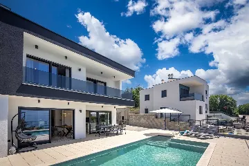 4-Bedroom Villa with Heated Pool in Kostrena