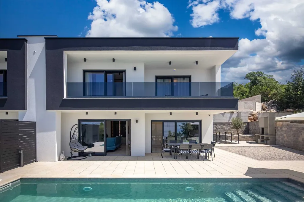 4-Bedroom Villa with Heated Pool in Kostrena