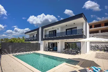 4-Bedroom Villa with Heated Pool in Kostrena