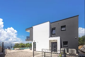 4-Bedroom Villa with Heated Pool in Kostrena