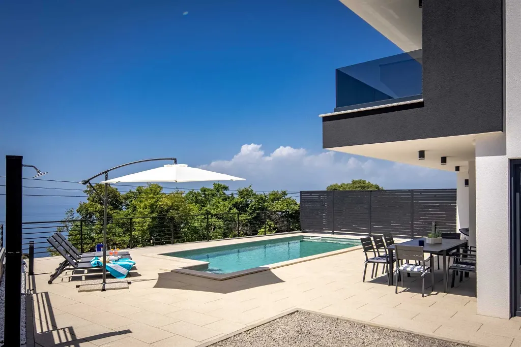4-Bedroom Villa with Heated Pool in Kostrena