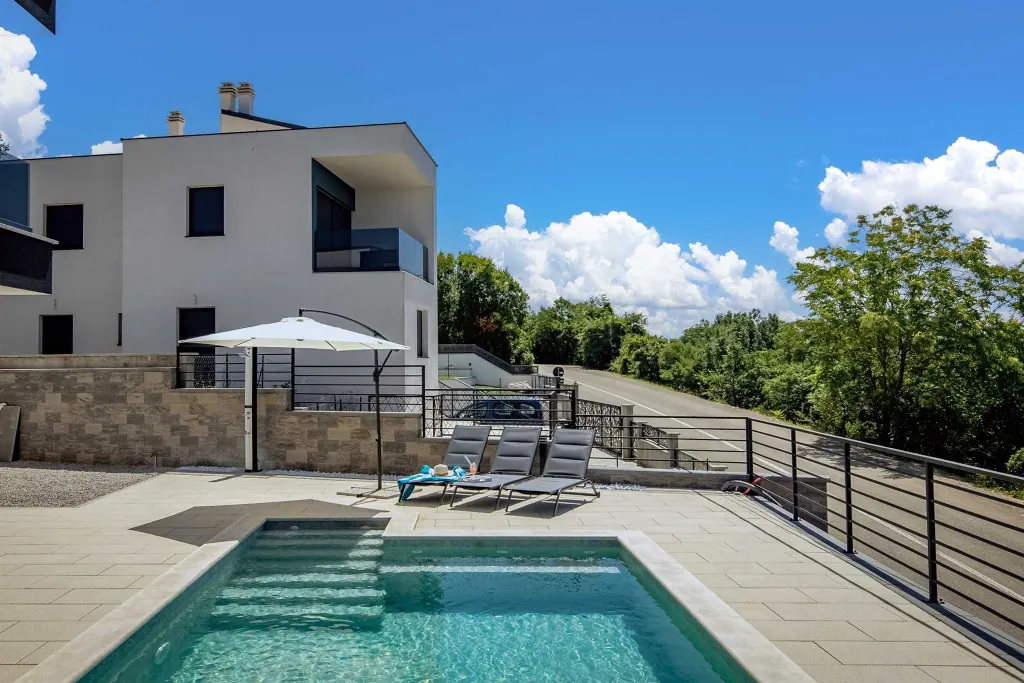 4-Bedroom Villa with Heated Pool in Kostrena