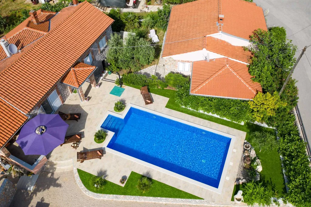 Villa with Pool, Jacuzzi & Sauna in Sveti Vid Dobrinjski