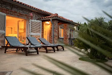 Villa with Pool, Jacuzzi & Sauna in Sveti Vid Dobrinjski