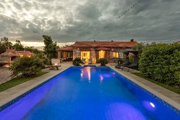 Villa with Pool, Jacuzzi & Sauna in Sveti Vid Dobrinjski