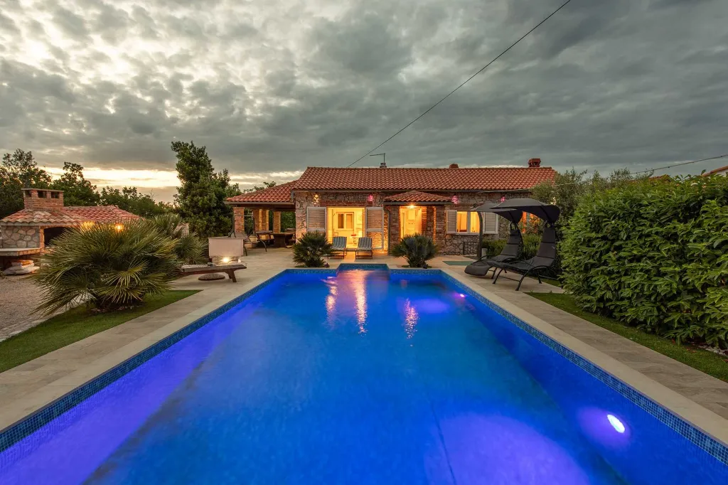 Villa with Pool, Jacuzzi & Sauna in Sveti Vid Dobrinjski