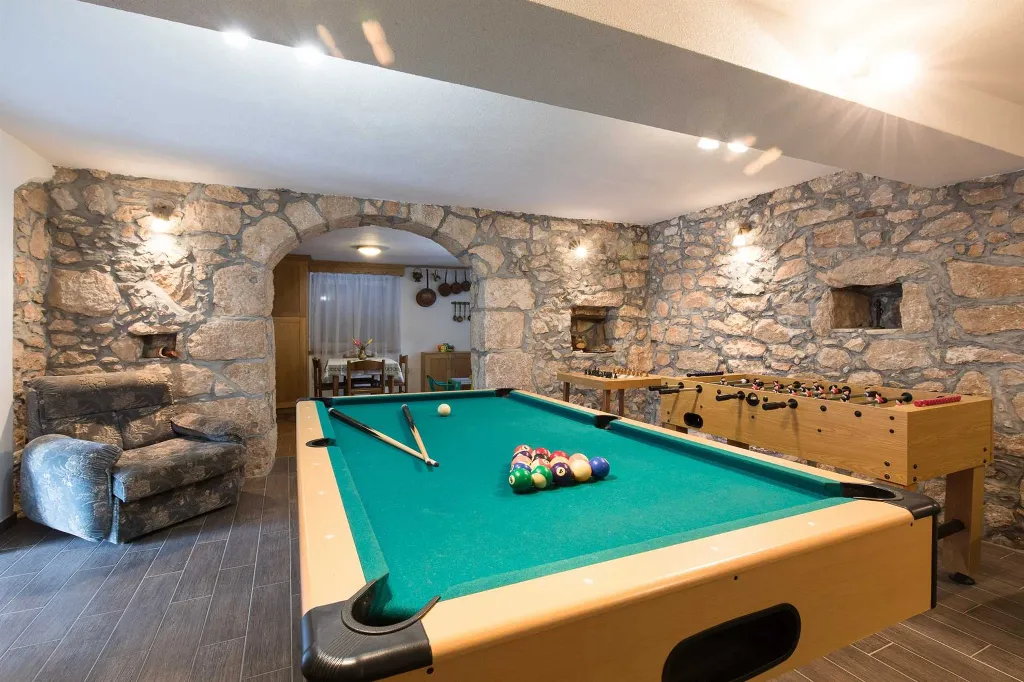 Villa with Pool, Jacuzzi & Sauna in Sveti Vid Dobrinjski