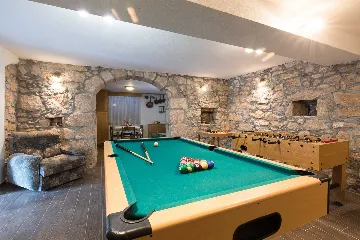 Villa with Pool, Jacuzzi & Sauna in Sveti Vid Dobrinjski