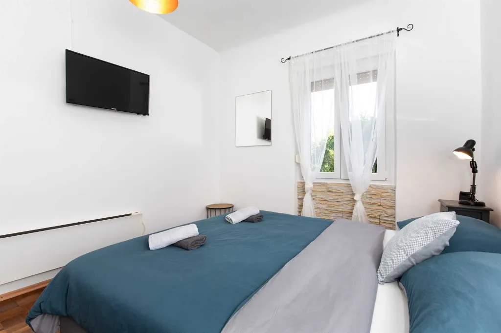 Villa with Pool, Jacuzzi & Sauna in Sveti Vid Dobrinjski