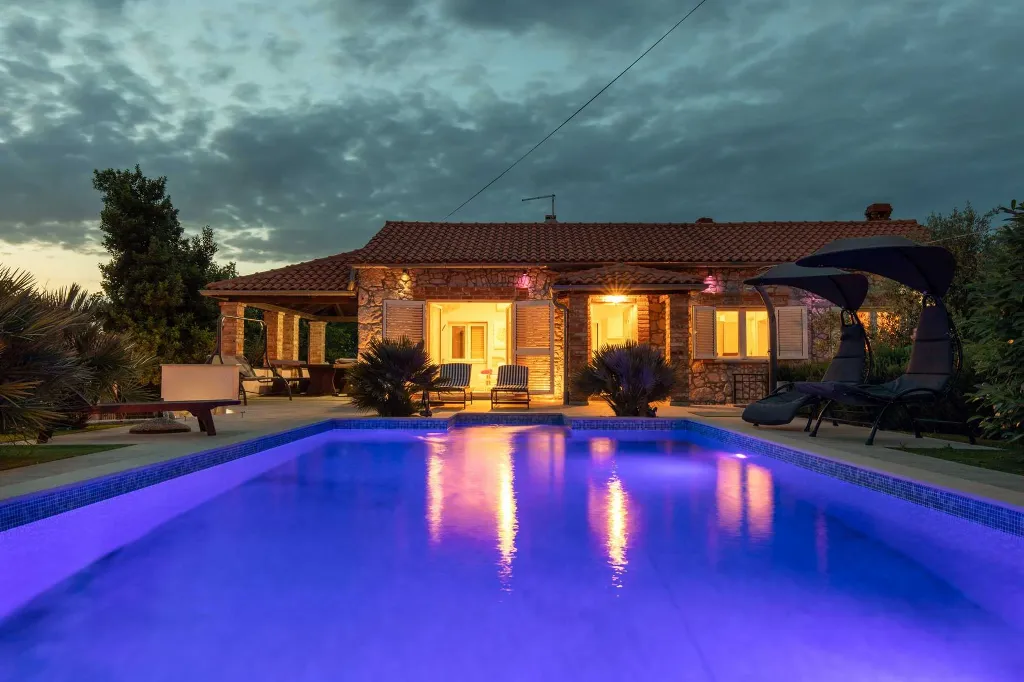 Villa with Pool, Jacuzzi & Sauna in Sveti Vid Dobrinjski