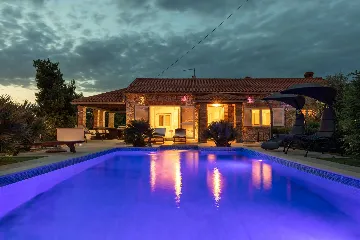 Villa with Pool, Jacuzzi & Sauna in Sveti Vid Dobrinjski