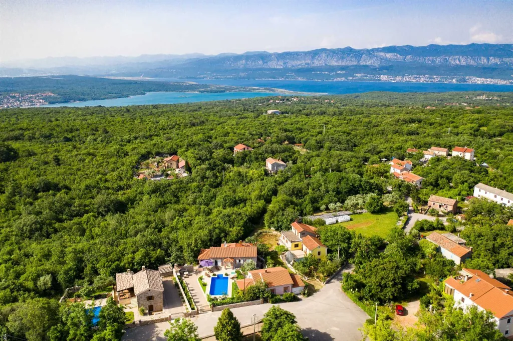 Villa with Pool, Jacuzzi & Sauna in Sveti Vid Dobrinjski