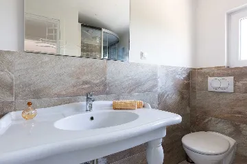 Villa with Pool, Jacuzzi & Sauna in Sveti Vid Dobrinjski