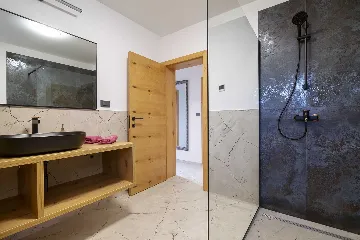 Apartment in Hlapa (Krk) for 8 Guests