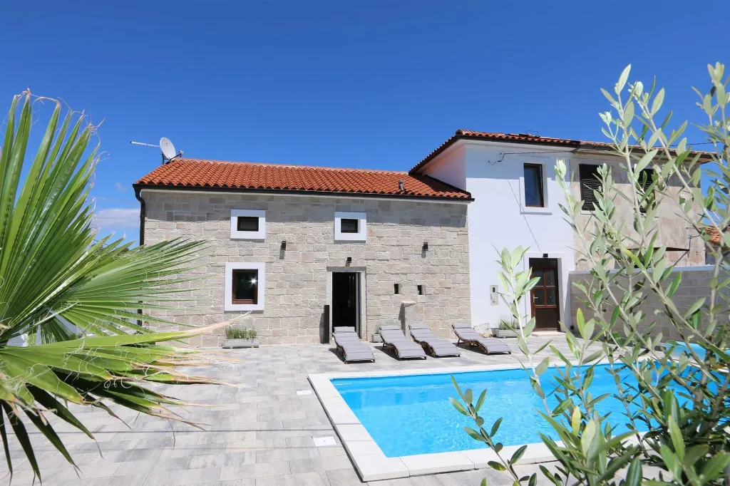 Villa with Swimming Pool in Gabonjin (Krk)