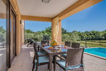 Brusići Apartment for 6 Guests with Private Pool