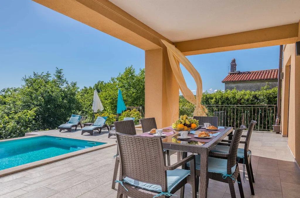 Brusići Apartment for 6 Guests with Private Pool