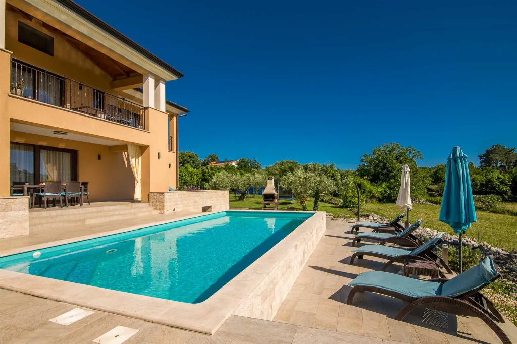 Brusići Apartment for 6 Guests with Private Pool