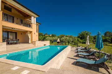 Brusići Apartment for 6 Guests with Private Pool