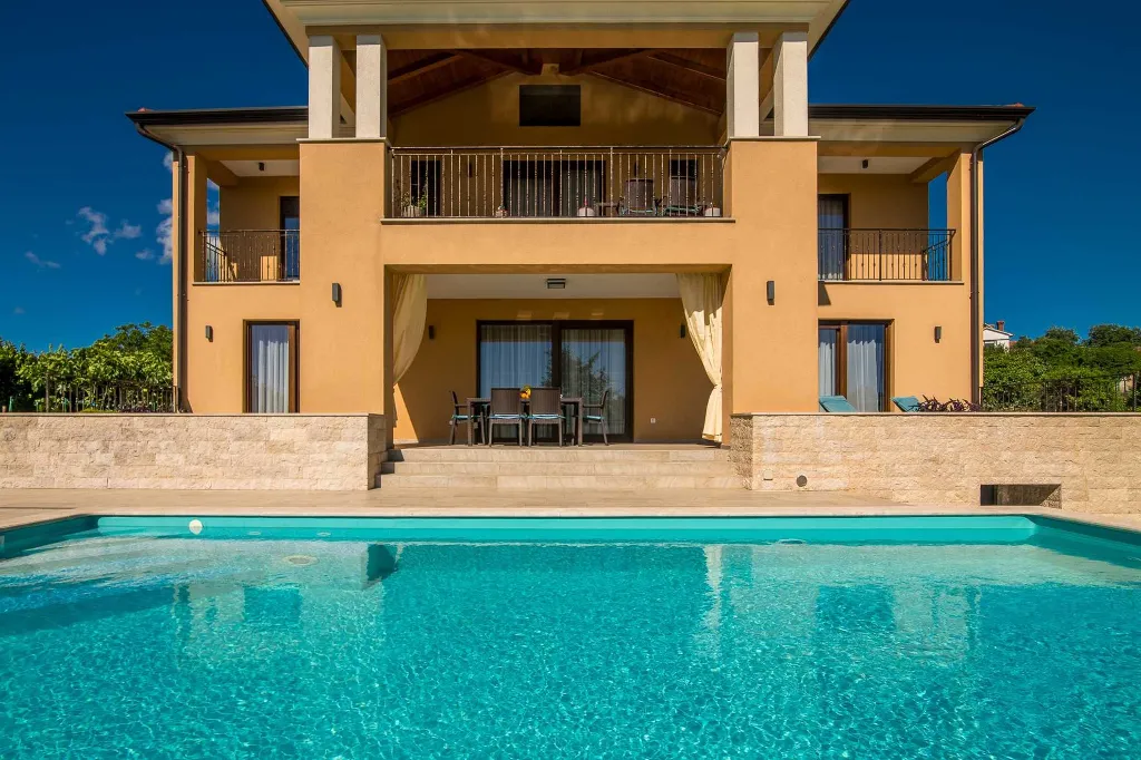 Brusići Apartment for 6 Guests with Private Pool