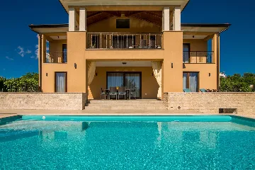 Brusići Apartment for 6 Guests with Private Pool