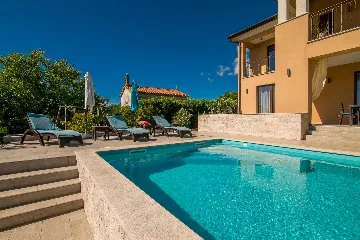 Brusići Apartment for 6 Guests with Private Pool