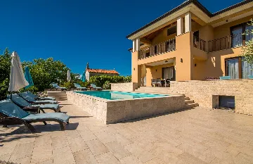 Brusići Apartment for 6 Guests with Private Pool