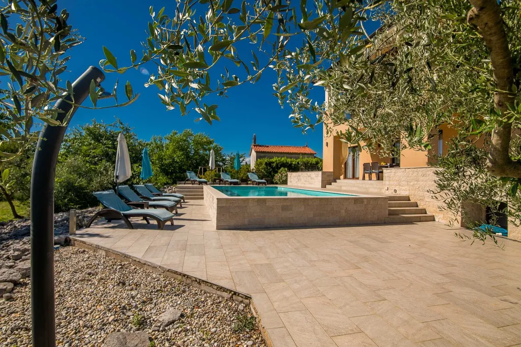 Brusići Apartment for 6 Guests with Private Pool