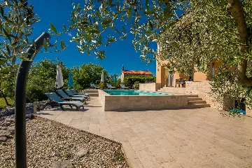 Brusići Apartment for 6 Guests with Private Pool