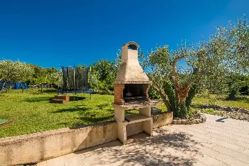 Brusići Apartment for 6 Guests with Private Pool