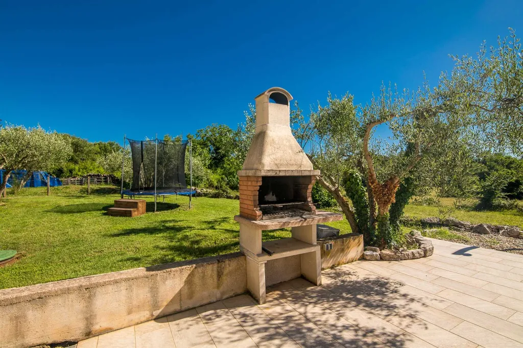 Brusići Apartment for 6 Guests with Private Pool