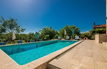 Brusići Apartment for 6 Guests with Private Pool