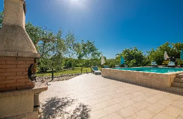 Brusići Apartment for 6 Guests with Private Pool