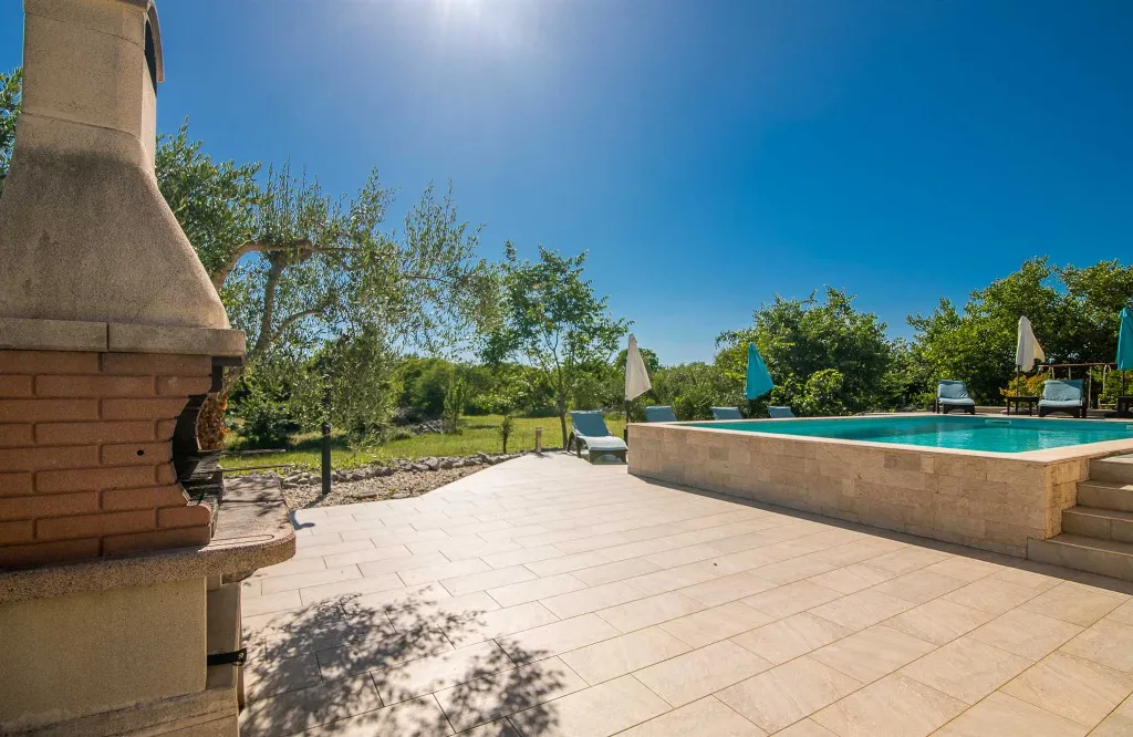 Brusići Apartment for 6 Guests with Private Pool