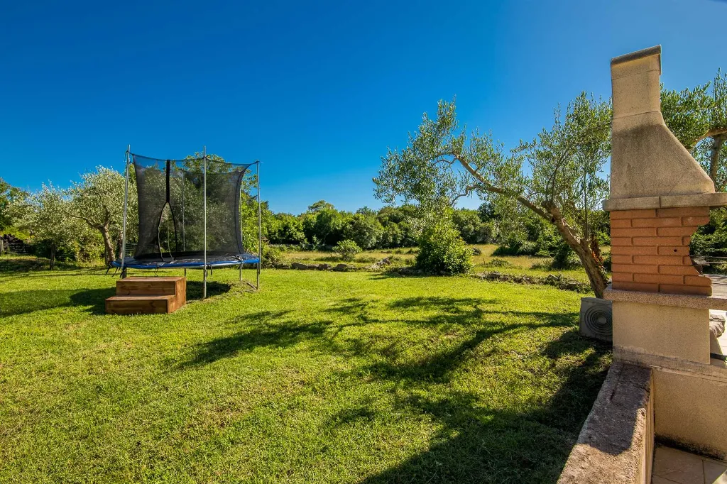 Brusići Apartment for 6 Guests with Private Pool