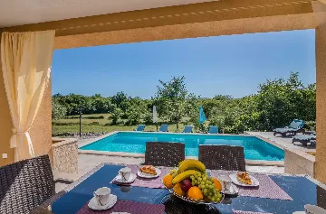 Brusići Apartment for 6 Guests with Private Pool