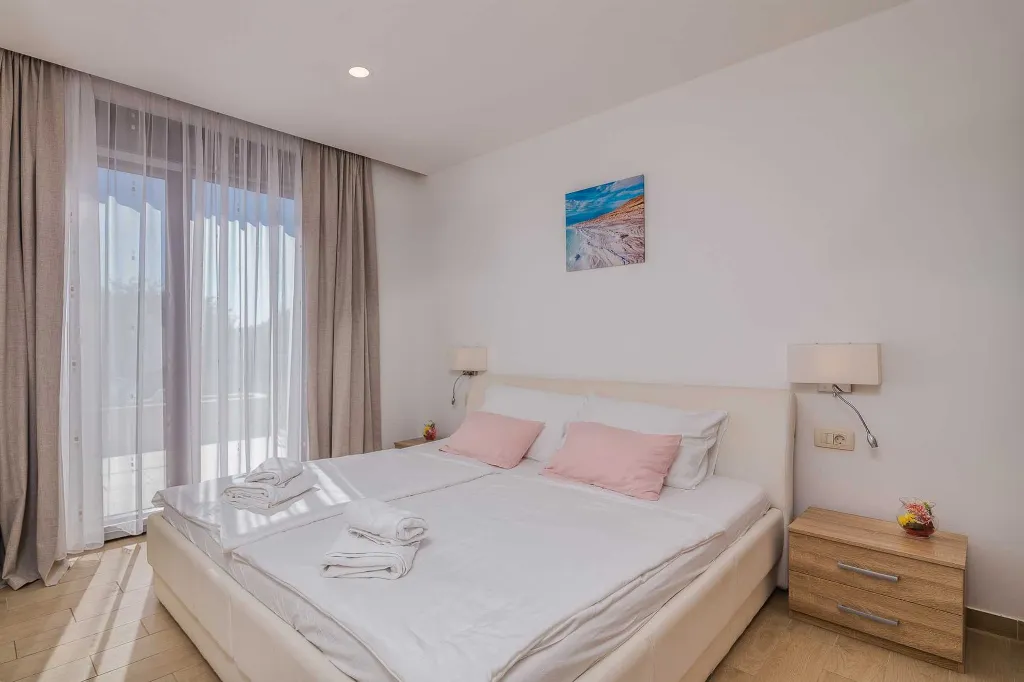 Brusići Apartment for 6 Guests with Private Pool