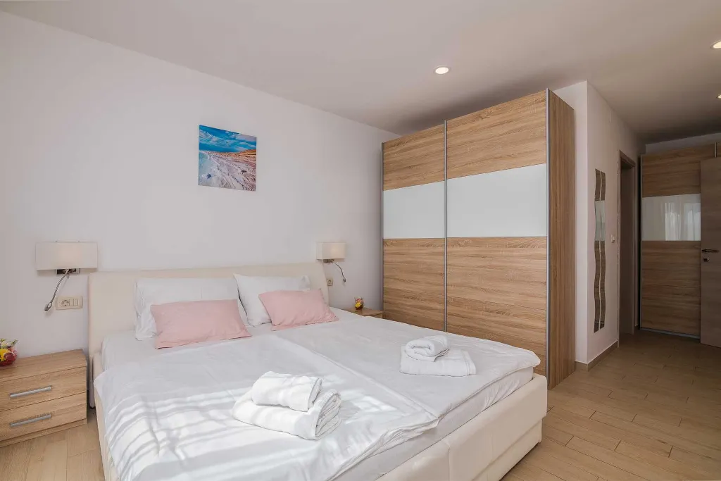 Brusići Apartment for 6 Guests with Private Pool